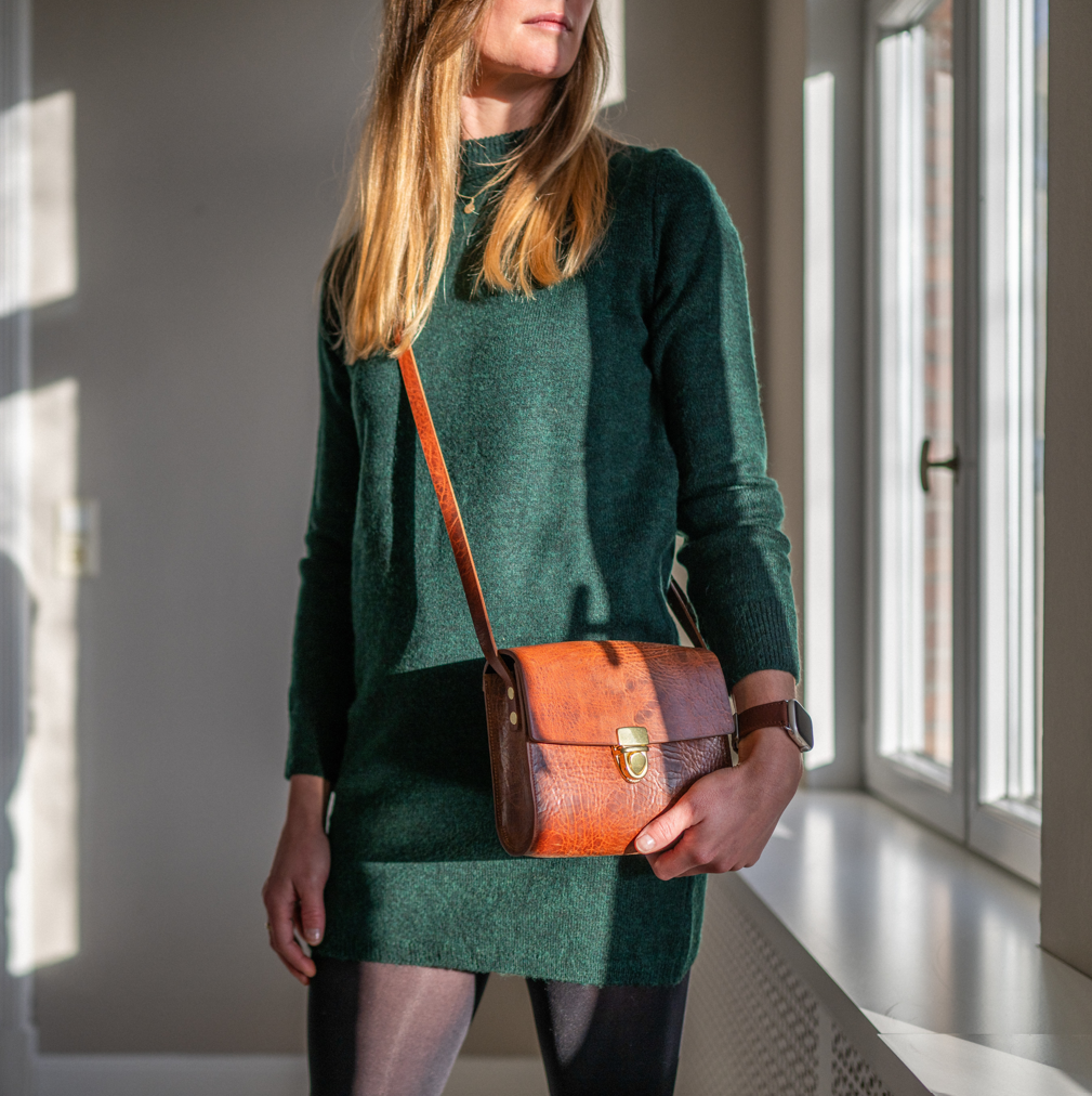 Frau mit alte Brottasche in cognac und messing Verschluss