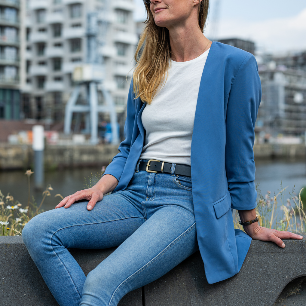 eleganter Damen Ledergürtel in Dunkelblau mit Gold Schnalle