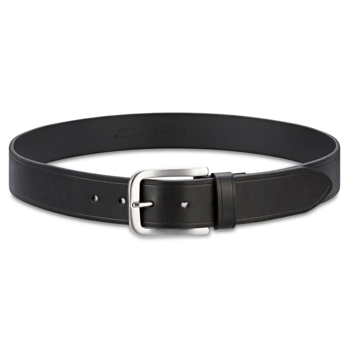 4cm breiter Herren Ledergürtel in schwarz mit silber satinierter Schnalle. Der Gürtel ist gerillt. Die Kanten sind sauber gefärbt. Das Leder hat einen dezenten Glanz. Insgesamt wirkt der Gürtel hochwertig.
