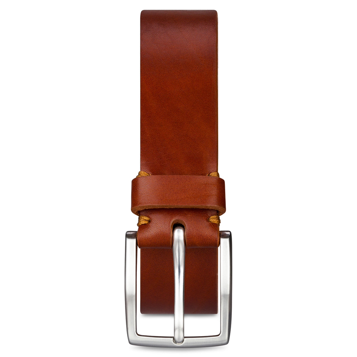 Schmaler Herren Rindledergürtel in Cognac aus dickem, pflanzlich gegerbtem Leder mit silberner Gürtelschnalle. Die Gürtelschnalle ist mit dickem Sattlergarn von Hand vernäht.